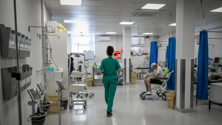 Κυβέρνηση: Βαρέα και ανθυγιεινά σε νοσηλευτές και διασώστες, «μπλόκο» στις περικοπές χηρείας και έλεγχοι για μισθολογικές ανισότητες