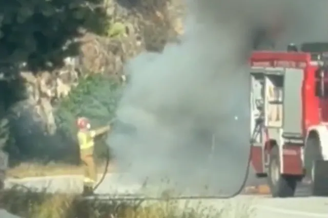 Φωτιά σε νταλίκα με αυτοκίνητα στην Εθνική Πρέβεζας – Ηγουμενίτσας