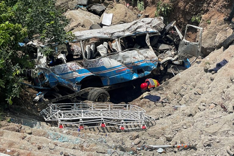 Πάκισταν: 17 νεκροί όταν φορτηγό έπεσε πάνω σε επιβάτες λεωφορείου