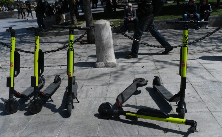 Η έρευνα της «Political» αποκαλύπτει την σκληρή πραγματικότητα πίσω από τα ηλεκτρικά πατίνια