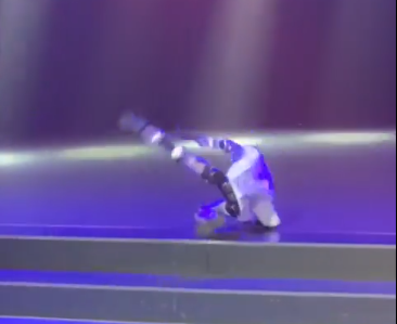 Moonwalk level: failed – Viral η τούμπα του ρομπότ στη σκηνή (VIDEO)