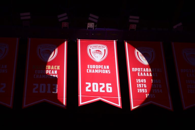 Ολυμπιακός: Το λάβαρο της 4ης EuroLeague υψώθηκε στην οροφή του ΣΕΦ σε ειδική τελετή