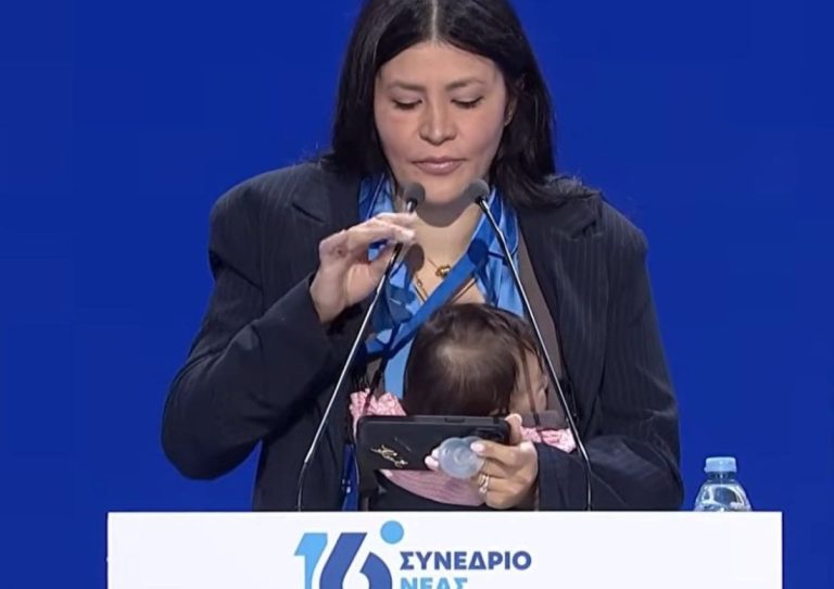 Η μαμά που αναδείχθηκε σε highlight του συνεδρίου της ΝΔ: Το μωρό στο βήμα έγινε το μήνυμα