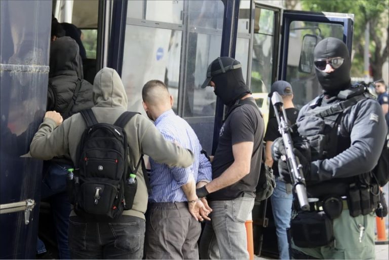 Τιθορέα: Ποινική δίωξη σε βάρος των οκτών συλληφθέντων – Οι κατηγορίες που αντιμετωπίζουν
