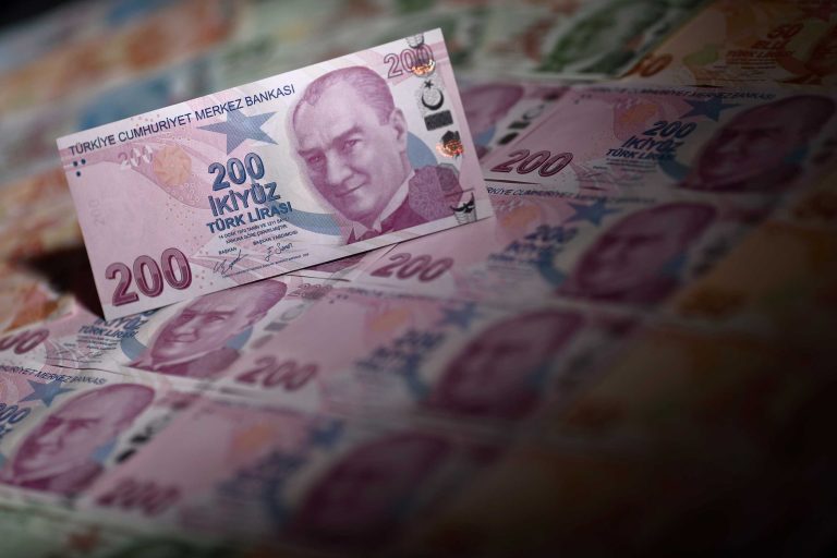 Τεράστιες πιέσεις στην τουρκική οικονομία: Βουτιά-ρεκόρ στα συναλλαγματικά αποθέματα, φυγή κεφαλαίων, φθίνει η λίρα