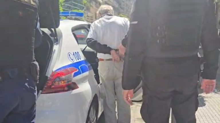 Θεσσαλονίκη: Συνταξιούχος εισέβαλλε σε τράπεζα και απειλούσε υπαλλήλους με σφυρί
