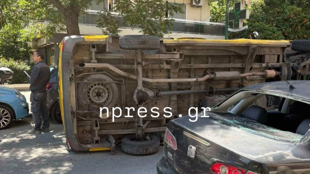 Παλαιό Φάληρο: Εφιάλτης για μαθητές δημοτικού, αναποδογύρισε το σχολικό μετά από σύγκρουση