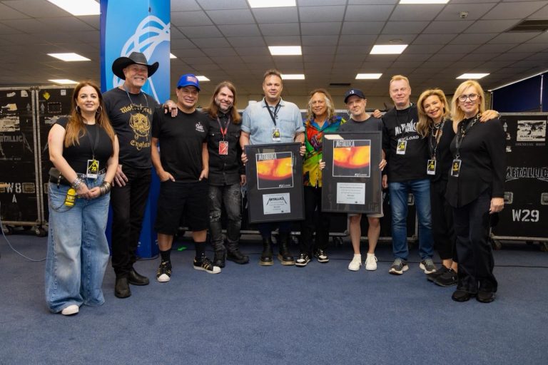 Metallica: «Πλατινένιο» πάρτι στο ΟΑΚΑ – Η τιμητική βράβευση πριν τη μεγάλη συναυλία