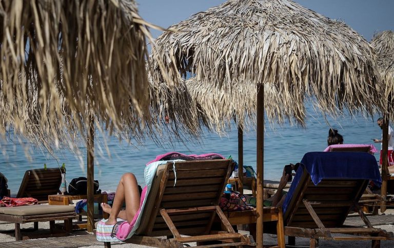 «Πόλεμος» Πετσέτας: Τουρίστας κέρδισε 900 ευρώ γιατί… δεν έβρισκε ξαπλώστρα ούτε με ξυπνητήρι στις 06:00