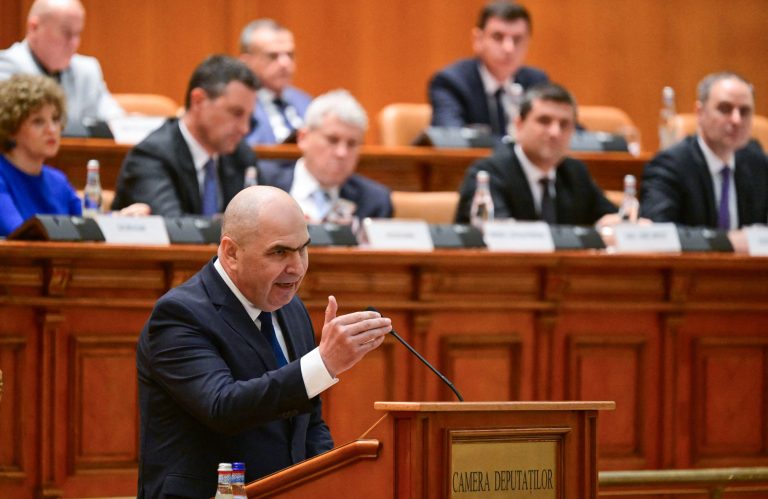 Νέα περίοδος αβεβαιότητας στη Ρουμανία: Έπεσε η κυβέρνηση Μπολοζάν μετά την ψήφο δυσπιστίας