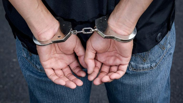 Πετρούπολη: Δύο μικρά παιδιά εντοπίστηκαν μόνα τους στον δρόμο – Συνελήφθη ο πατέρας