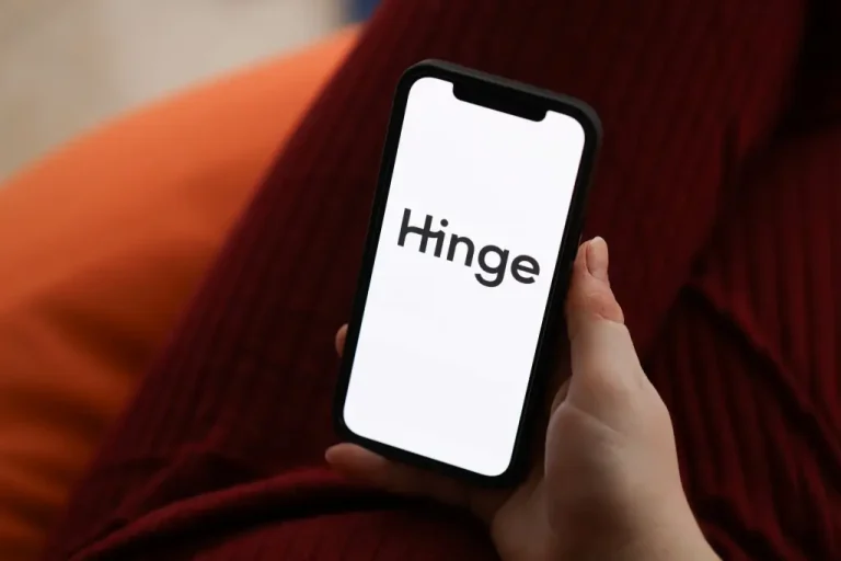 Η Gen Z βάζει την AI στο chat πριν από το «γεια» – Τελικά ξεχάσαμε πώς να φλερτάρουμε;