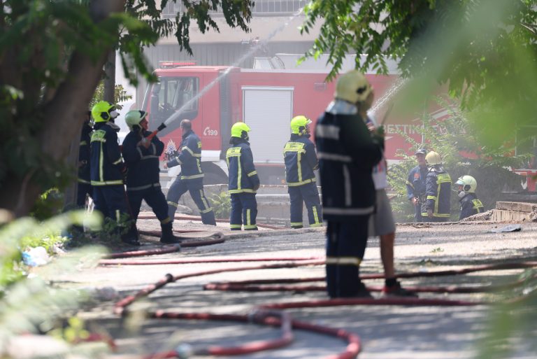 Αιγάλεω: Μαίνεται η φωτιά στο εργοστάσιο πλαστικών – Συνεχείς αναζωπυρώσεις, κλειστή η Ορφέως (video)