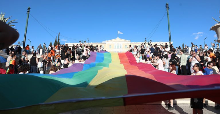 Athens Pride: «Πλημμύρισε» χρώμα το Σύνταγμα – Ποιοι έδωσαν το «παρών» (VIDEO)
