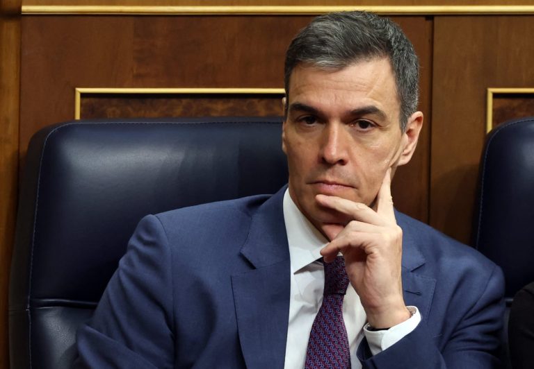 Νέα πίεση στον Σάντσεθ: Αρνείται κάθε εμπλοκή σε υπόθεση συγκάλυψης ερευνών για διαφθορά