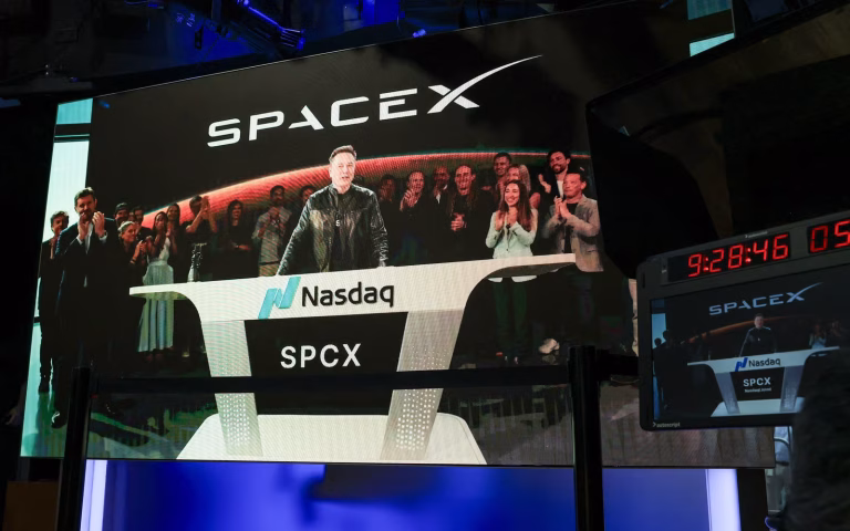SpaceX: Η μέρα που σείστηκε η Γουόλ Στριτ, αλλά ο Μασκ κοιτούσε το… φεγγάρι (Video)