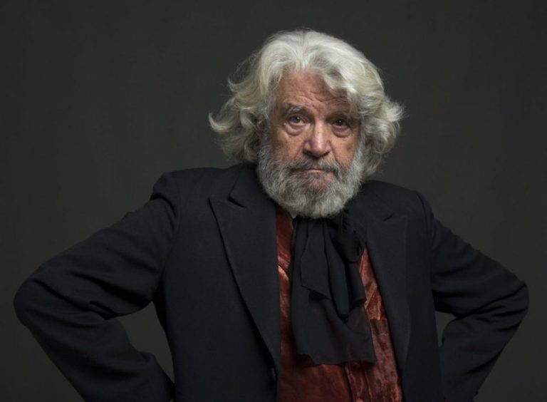 «Αυλαία» για τον Άγγελο Αντωνόπουλο: Η μυστική κηδεία σήμερα στην Κάρυστο, ο νονός Σλήμαν και το κυνηγητό μετά τον «Άγνωστο Πόλεμο» (Video+photo)