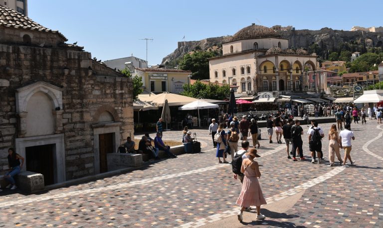 Καιρός: Αίθριος στο μεγαλύτερο μέρος της χώρας – Στους 32°C ο υδράργυρος (video)