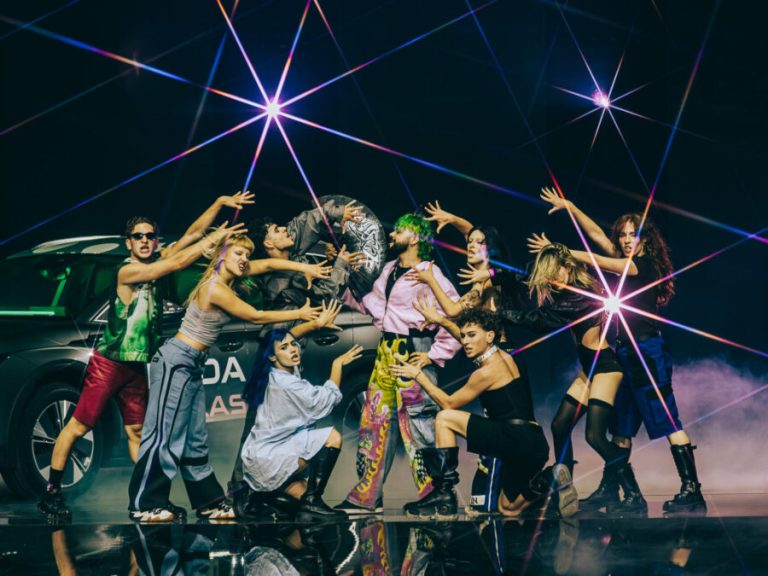 Mad VMA 2026: Φαντασμαγορική πρεμιέρα με τον Akylas – Η «λευκή» εμφάνιση, η τσουλήθρα και το βραβείο (Video)