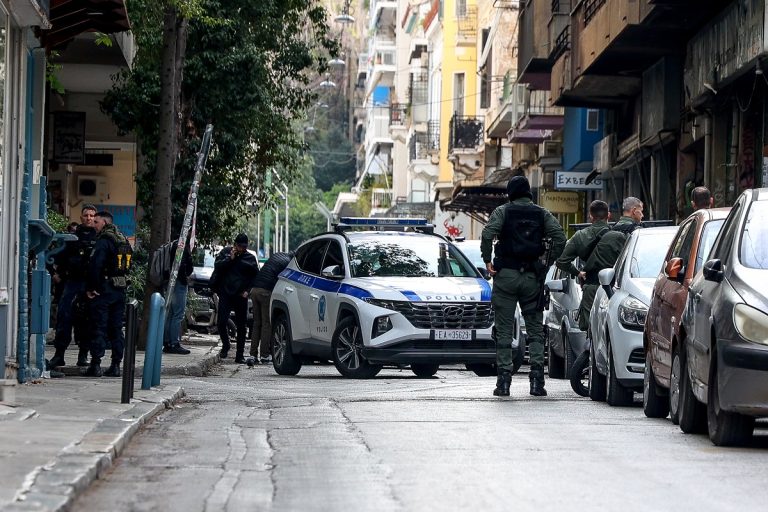 Μεγάλη αστυνομική επιχείρηση στην Αττική: Εξαρθρώθηκε κύκλωμα διακίνησης ναρκωτικών και όπλων – Οκτώ συλλήψεις