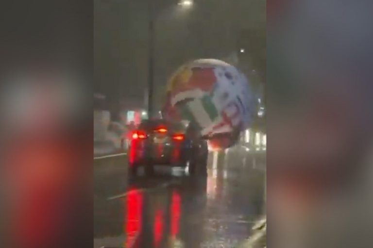Χάος στους δρόμους του Ελ Σαλβαδόρ από γιγαντιαία μπάλα του Μουντιάλ (video)