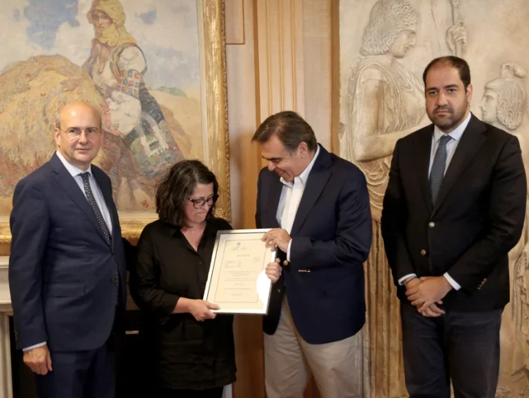 Στη μητέρα του Βαγγέλη Γιακουμάκη παραδόθηκε το πτυχίο της Γαλακτοκομικής Σχολής (photo)