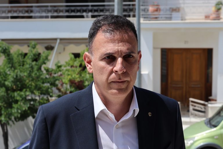 Ο Γιώργος Καραμέρος συνδέει την εξάπλωση των λαγοκέφαλων με… την κυβέρνηση (video)