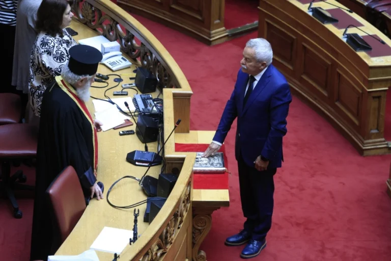 Ορκίστηκε βουλευτής της ΝΔ ο Κώστας Κόλλιας – Αναλαμβάνει την έδρα του Νίκου Ταγαρά