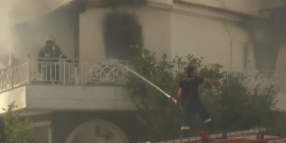 Φωτιά σε διαμέρισμα στον Κορυδαλλό: Υπό έλεγχο οι φλόγες – Απεγκλωβίστηκε ο ένοικος (VIDEO)