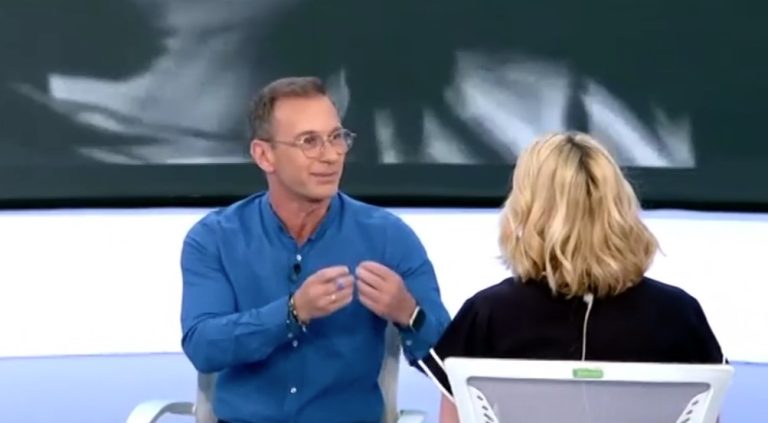 Action24: Η Ντόρα Κουτροκόη ξεκίνησε την εκπομπή με γυρισμένη πλάτη στις κάμερες – Τι συνέβη (Video)