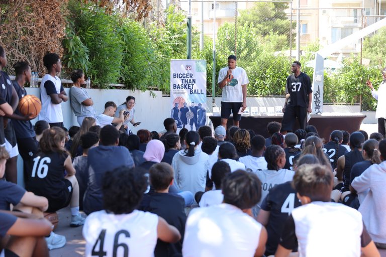 Γιάννης και Θανάσης Αντετοκούνμπο: Παρουσίασαν το νέο τους βιβλίο «Bigger than basketball» στη Λαμπρινή (Photo)