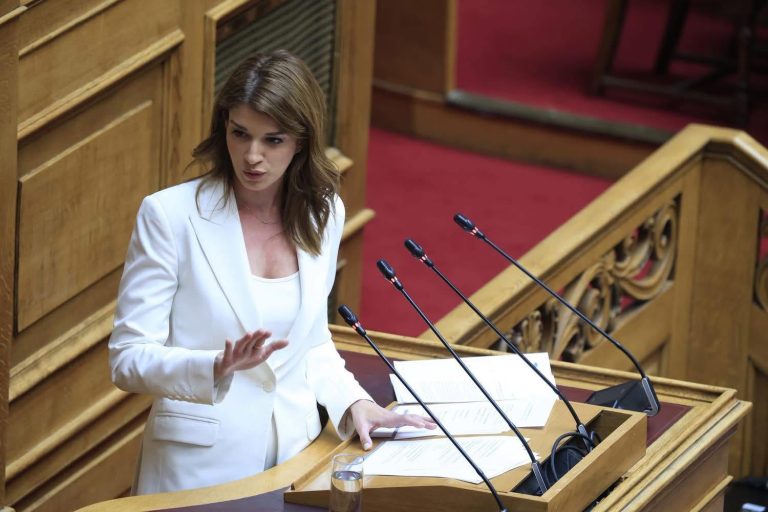Τι απαντά η Κατερίνα Νοτοπούλου στα περί συμμετοχής της σε δημοσκόπηση του… ΠΑΣΟΚ