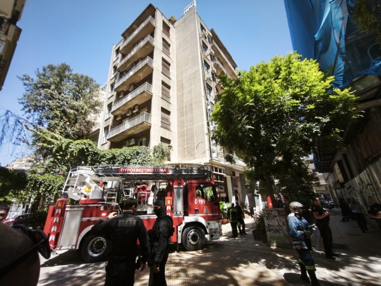 Από ηλεκτρικό πατίνι ξέσπασε η πυρκαγιά σε ξενοδοχείο στην Ομόνοια (VIDEO)