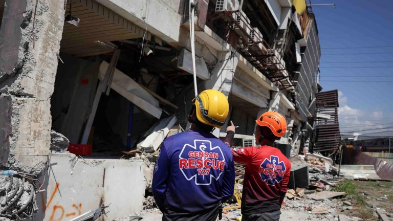 Σεισμός 7,8 Ρίχτερ στις Φιλιππίνες: Μάχη για τους εγκλωβισμένους στα ερείπια