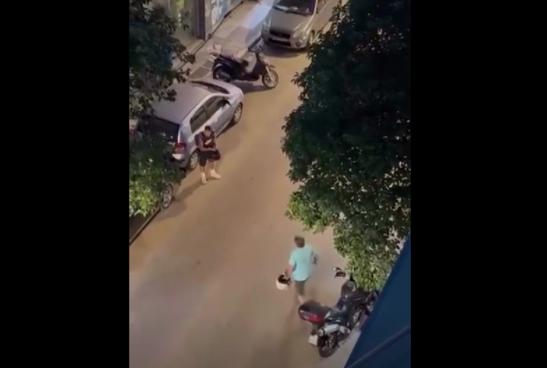 Απίστευτος καβγάς στα Σεπόλια: Οδηγοί μηχανής «έπαιξαν ξύλο» στη μέση του δρόμου (video)