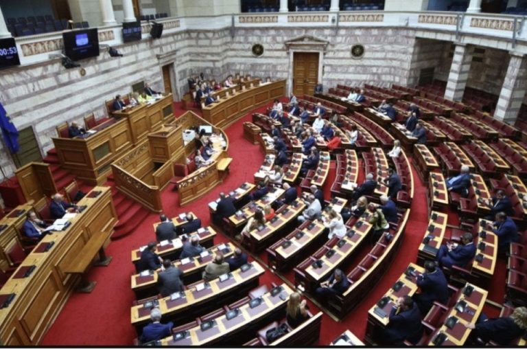 «Στα χαρακώματα» η Βουλή – Σφοδρή σύγκρουση κυβέρνησης και αντιπολίτευσης