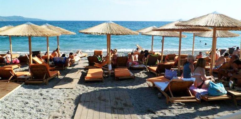 Αττική: Βουτιές για… χοντρές τσέπες – Πόσο κοστίζει για να πλατσουρίσεις στις οργανωμενές παραλίες (video)