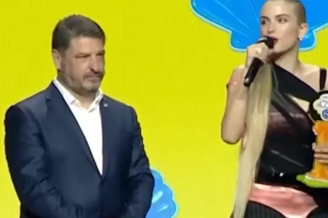 Mad VMA 2026: «Λογαριασμός» με υπογραφή Περιφέρειας! Ο Νίκος Χαρδαλιάς παρέδωσε το βραβείο στην Κατερίνα Λιόλιου (Video)