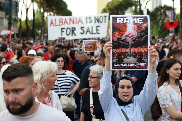 Αλβανία: Ολοένα και μεγαλώνει το κύμα διαμαρτυρίας κατά του πολυτελούς resort (Video)