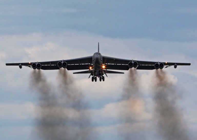 ΗΠΑ: Συνετρίβη βομβαρδιστικό B-52 λίγο μετά την απογείωσή του στην Καλιφόρνια – 8 νεκροί από την πτώση