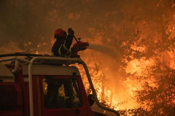 Νέος καύσωνας απειλεί Γαλλία και Ισπανία: Φόβοι για αναζωπυρώσεις και νέες εκκενώσεις (photo)