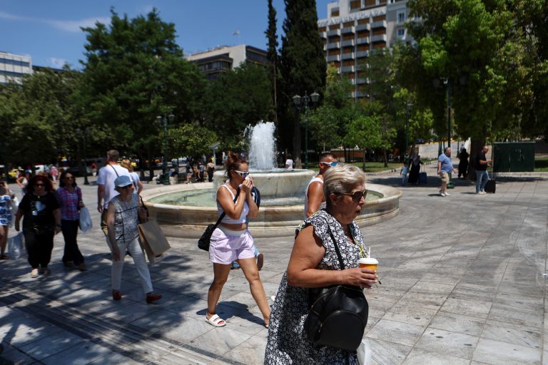 Καιρός: Στους 38°C σκαρφαλώνει ο υδράργυρος – Επιμένουν τα μελτέμια στο Αιγαίο (video)