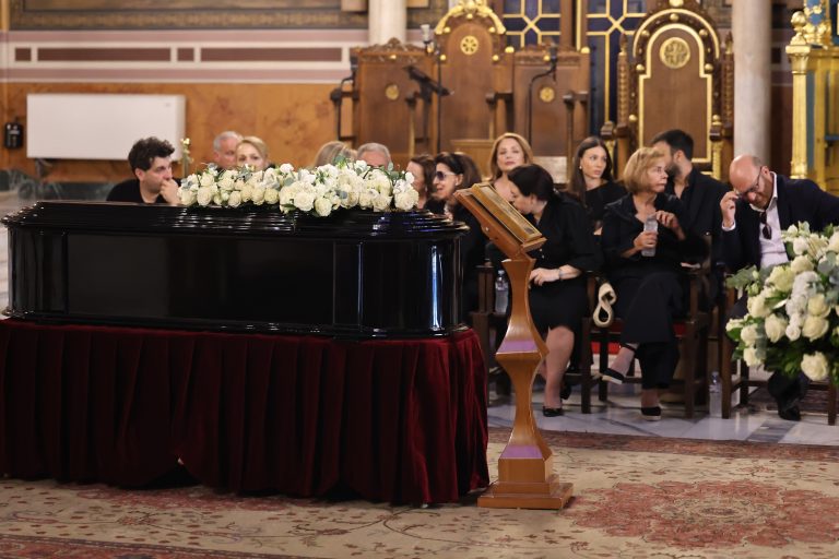 Μάρω Κοντού: Συγγενείς, φίλοι και θαυμαστές στη Μητρόπολη Αθηνών για να την αποχαιρετήσουν