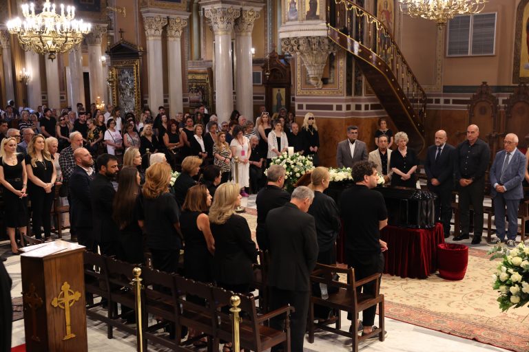 Μάρω Κοντού: Στην τελευταία της κατοικία η αγαπημένη πρωταγωνίστρια (video)