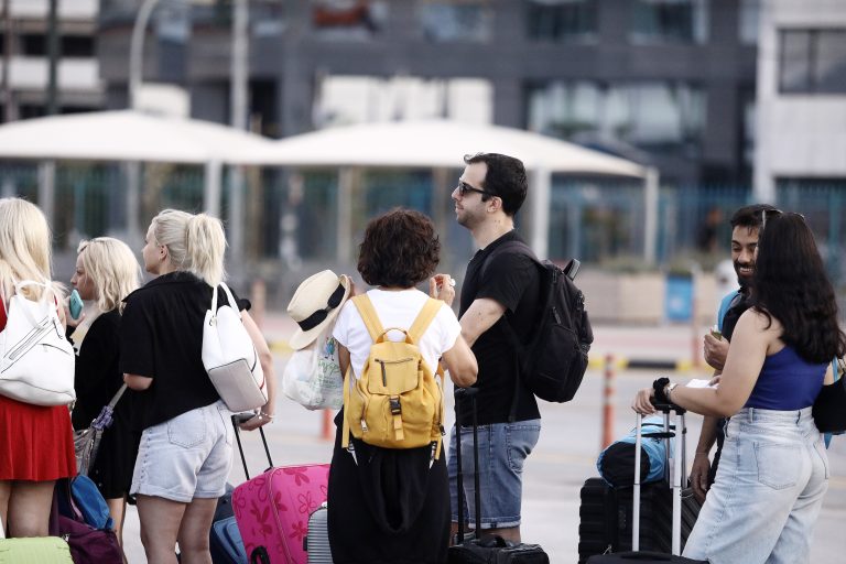 Κορυφώνεται η έξοδος των εκδρομέων: «Βούλιαξε» ο Πειραιάς, γεμάτα τα πλοία για τα νησιά