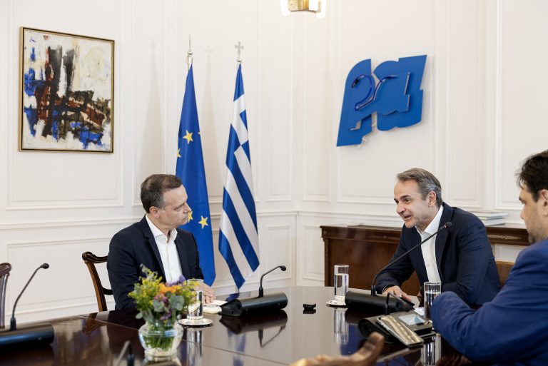 Συνάντηση Μητσοτάκη – Δούκα στο Μέγαρο Μαξίμου: «Ευκαιρία να δείξουμε την πόλη στα καλύτερά της»