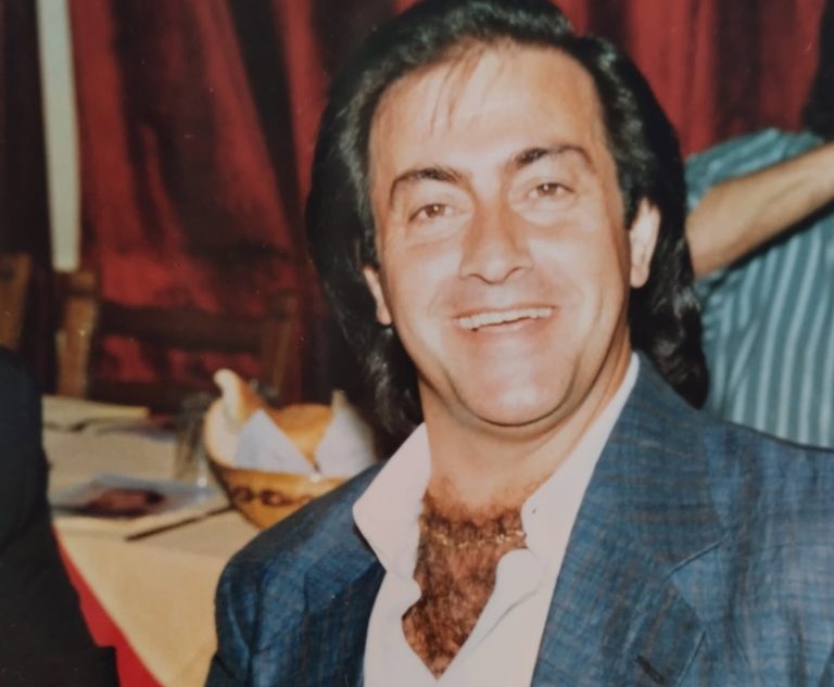 «Έφυγε» στα 80 του ο τραγουδιστής Τζον Τίκης — Το συγκινητικό «αντίο» από τις κόρες του (Video+photo)