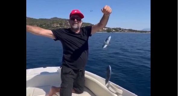 Έγινε της τρελής στο σκάφος του Μιχάλη Ιατρόπουλου όταν η ψαριά έβγαλε… λαγοκέφαλους (Video)