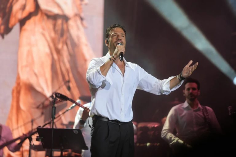 Κωνσταντίνος Αργυρός: Πανζουρλισμός στην Κωνσταντινούπολη! Χιλιάδες Τούρκοι χοροπηδούσαν και ανέμιζαν λευκά μαντήλια (Video)