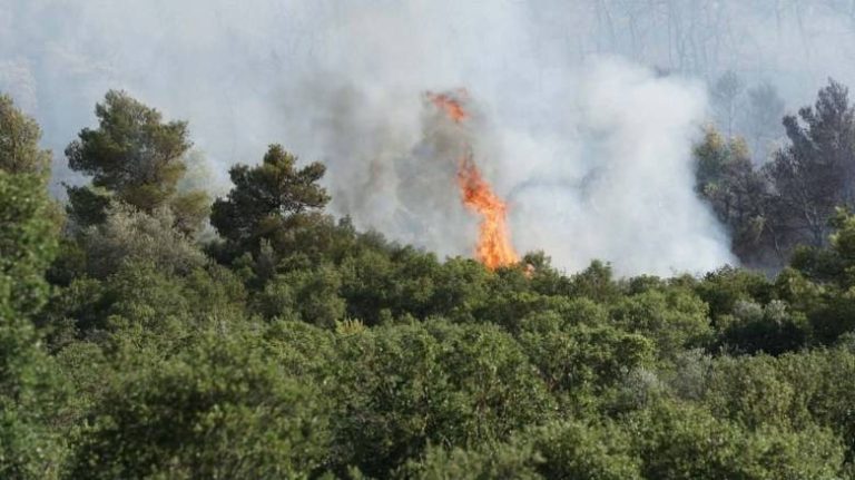 Μαίνεται η μεγάλη φωτιά στο Μελιδοχώρι Ηρακλείου – Εκκενώνονται οικισμοί (video)